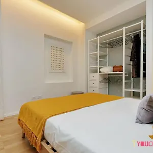 https://renovated-and-design-flat-close-to-the-center.it-romehotels.com
